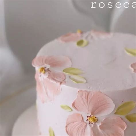 Kvetinové zdobenie na torte