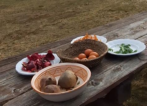 Prírodné farbivá na vajíčka: Cibuľové šupky, červená repa, kurkuma, špenát, čučoriedky