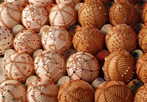 Vajíčka sýto zdobené trblietkami a kamienkami