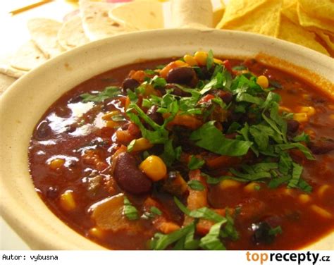 mexická fazuľová polievka pripravená na servírovanie