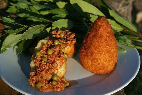Obalené arancini pred vyprážaním