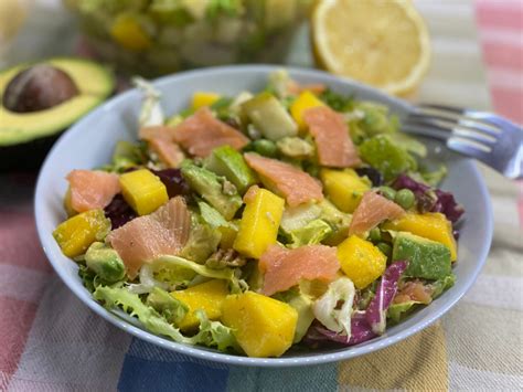 Šalát s údeným lososom a avokádom