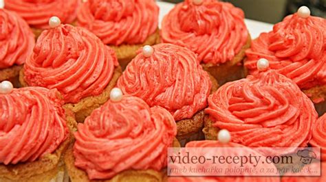 muffiny ozdobené jahodovou penou