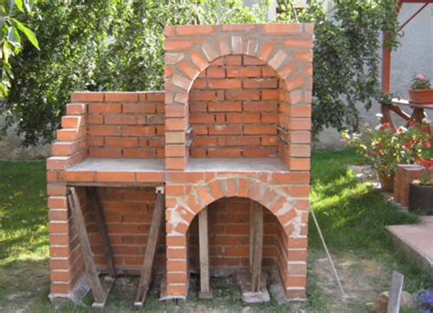 Stavba záhradného grilu z tehál