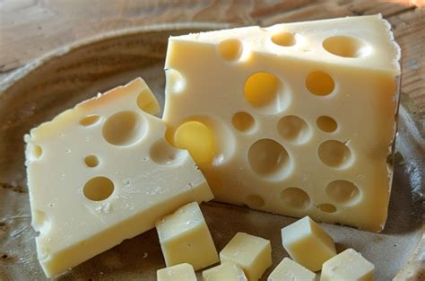 Švajčiarsky ementál s typickými dierami