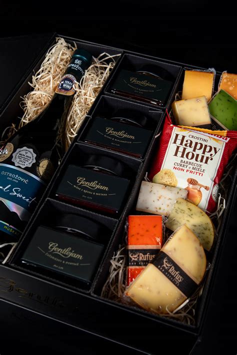 tanier s francúzskymi syrmi a džemami