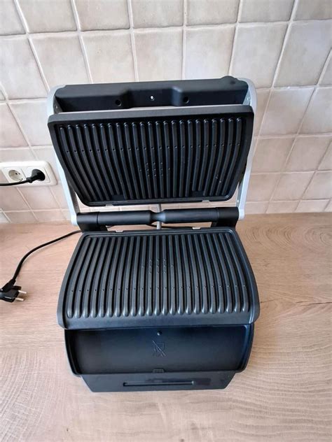 Detailná fotografia grilovacej plochy Tefal OptiGrill+ s odkvapkávacou miskou