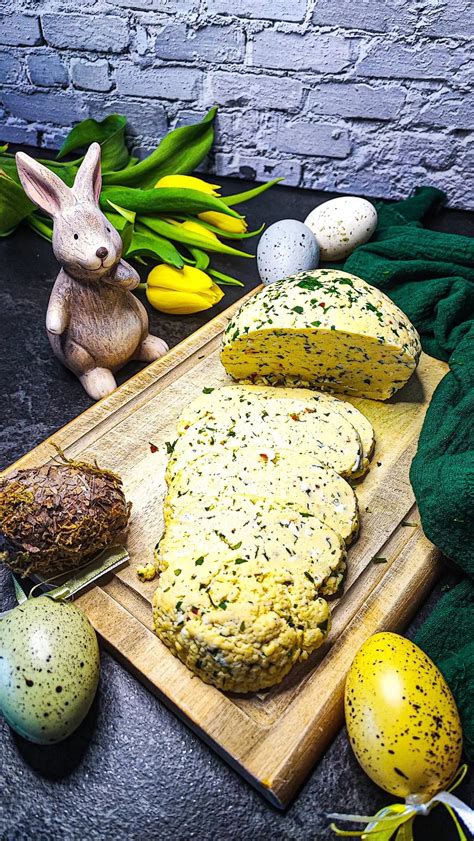 Miska s nasekanými bylinkami na pridanie do hrudky