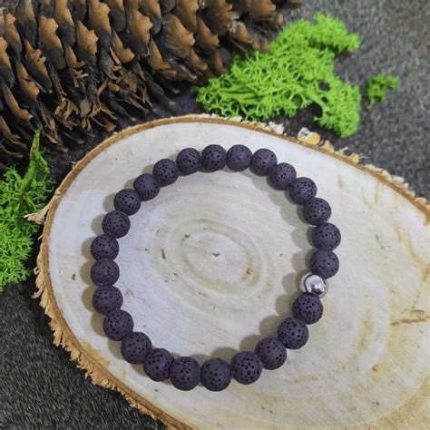 Lávový kameň na grile s pripraveným jedlom