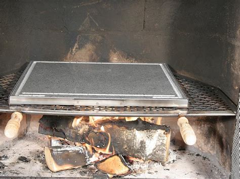 Infografika porovnávajúca grilovanie na rošte a lávovom kameni