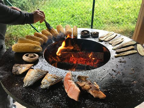 Príprava rôznych jedál na lávovom kameni