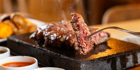 Šťavnatý steak pripravený na lávovom kameni