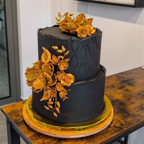 Elegantná čierna torta s Barbie motívom a zlatými detailmi