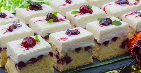 Rezy z piškótového cesta s ovocím a tvarohom