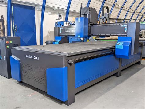 CNC fréza pri práci s plexisklom