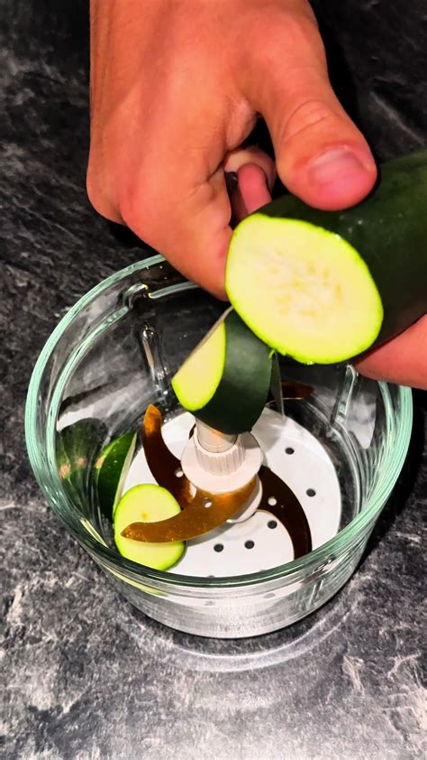 Cuketa rozrezaná na polovicu s plnkou