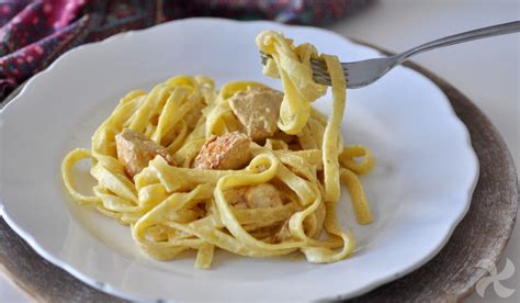 Hotový tanier tagliatelle s bravčovým mäsom a šampiňónovou omáčkou