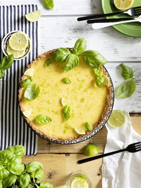 Ilustrácia makróniek rôznych farieb a chutí