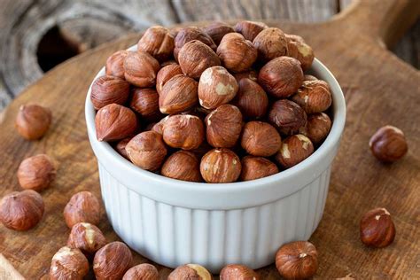 Ilustračná fotografia pražených lieskových orechov na plechu