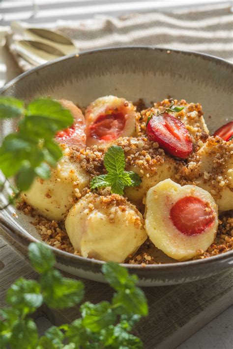 Jahodové guľky s makovou posýpkou a maslom