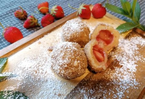 Rozložené ingrediencie na jahodové guľky