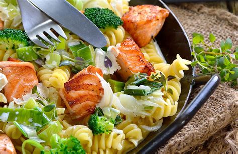 Ilustračné foto lososa s cestovinami