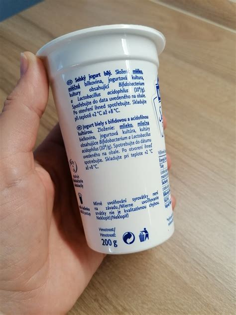 Čerstvý biely jogurt