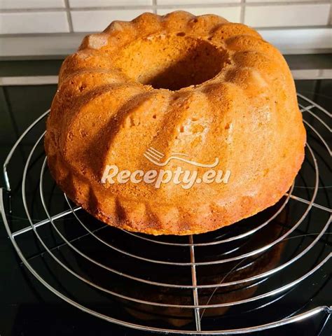 Hotová celozrnná jogurtová bábovka