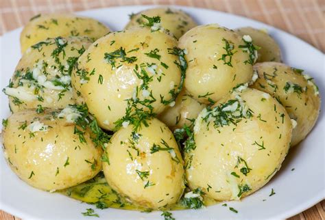 varené zemiaky s rybou