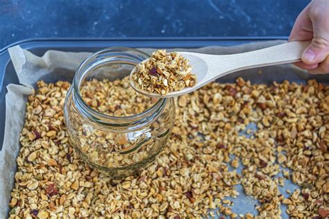 Domáca granola s ovocím a orechmi v miske