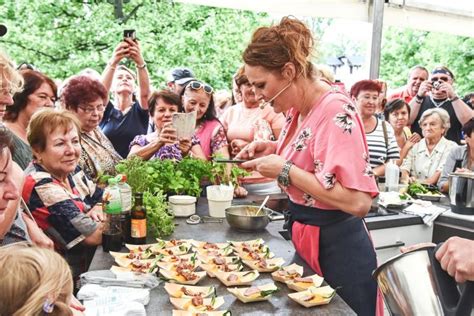 Fotografia z gastrofestivalu s rôznymi lokálnymi špecialitami