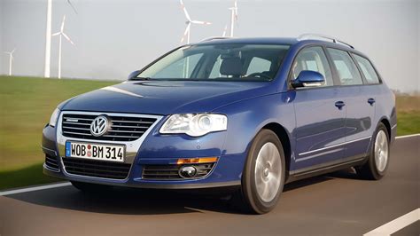 VW Passat B6 s rozsvietenými svetlami
