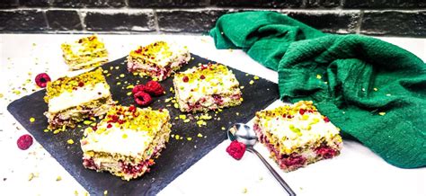 Zdobenie dezertu malinami