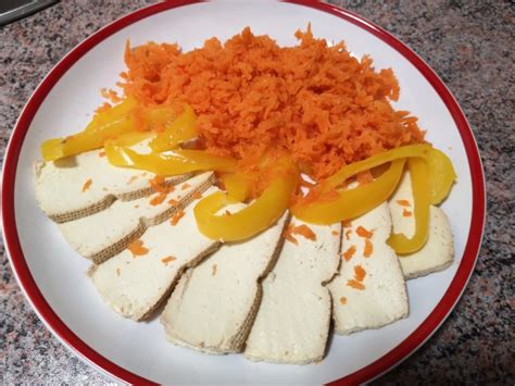 Údené tofu na drevenom tanieri so zeleninou