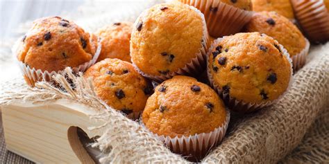 Rozmanité druhy celozrnných muffinov s ovocím a čokoládou