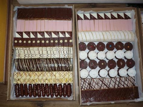 Ukážka rôznych druhov tort a zákuskov