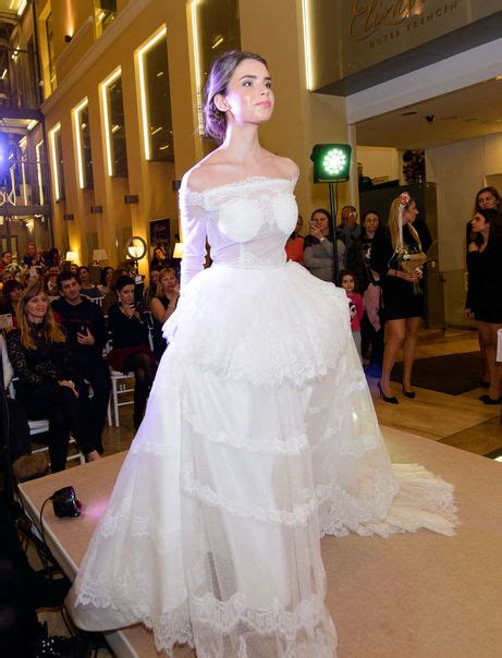 Modelka v luxusných svadobných šatách