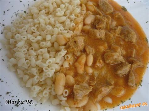 Ilustrácia kuracieho soté s fazuľou a lečom