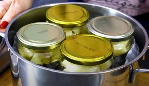 Zaváranie ananásu do pohárov