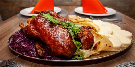 servírovaná pečená kačica s lokšami a kapustou