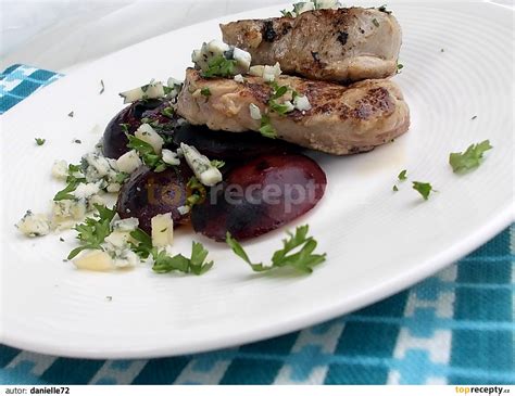 Štýlová fotografia hovädzích plátkov marinovaných v pive