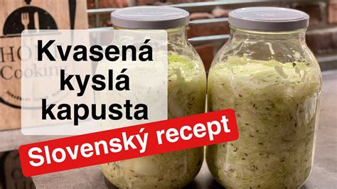 Kvasená červená kapusta v sklenených nádobách pri izbovej teplote