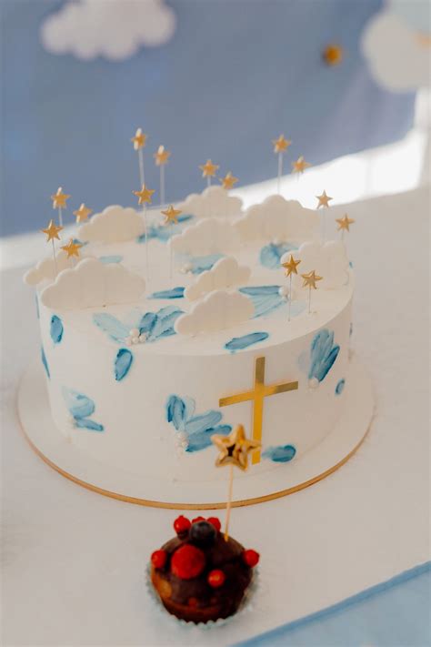 Torta zdobená rubínovými a zlatými prvkami