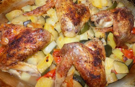 Zelenina a kuracie krídelká na varenie