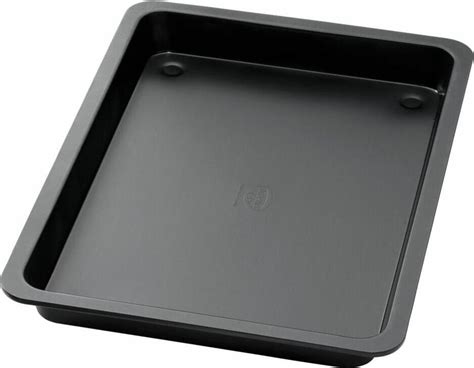 plech s laskonkami pripravenými na pečenie