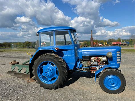 Traktor Zetor 3011 v poli
