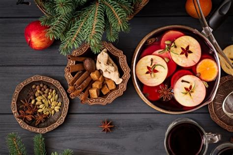 Ľudia krájajúci jablko na Štedrý večer