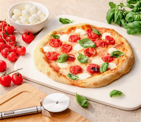 Pizza pripravená na kameni