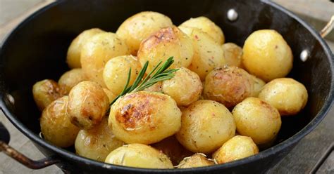 miska s korenenými zemiakmi pripravenými na pečenie