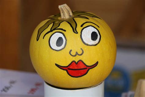 Maľovaná tekvica s jesennými prvkami